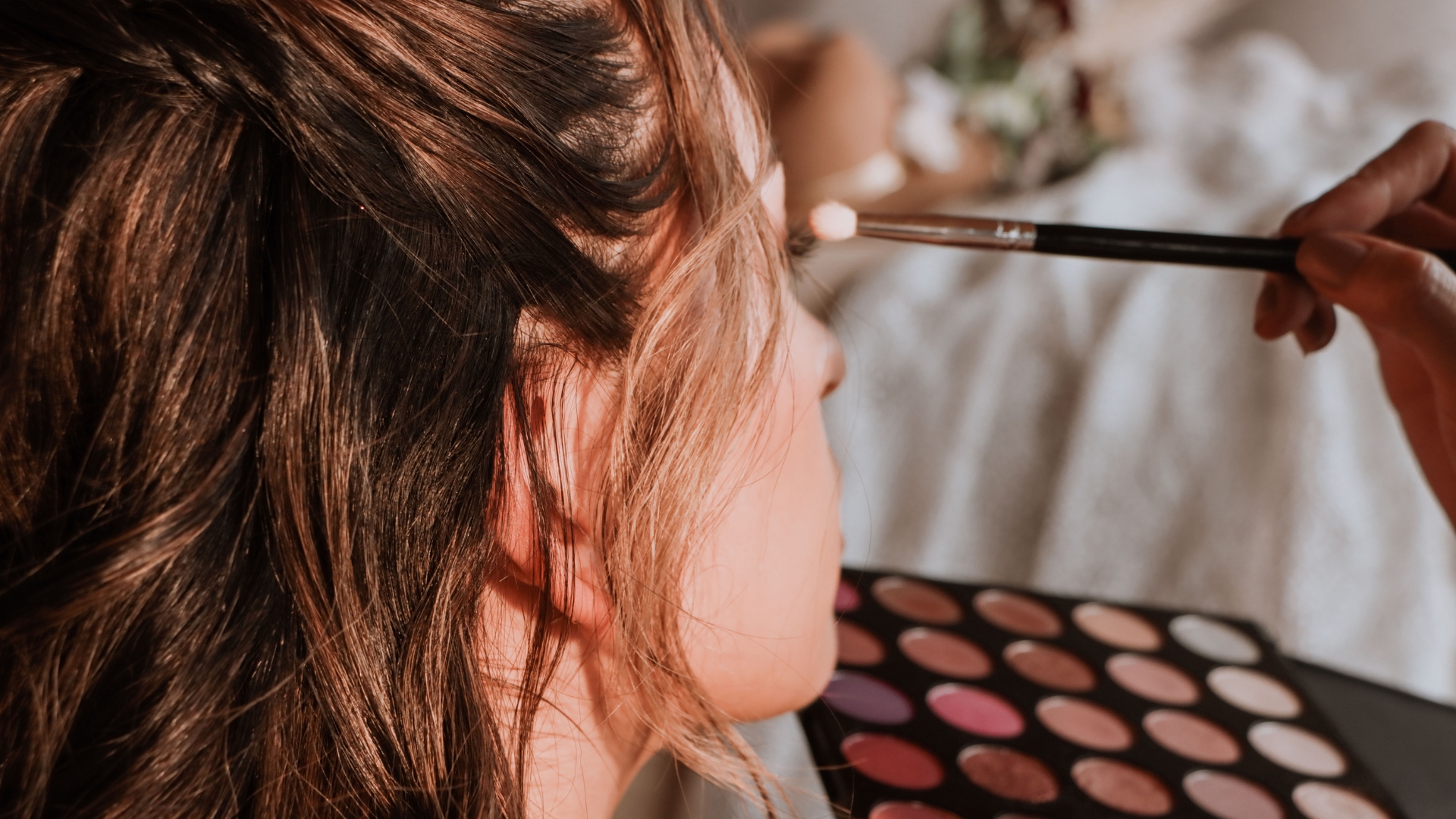 Inspirations de maquillage festif : Motifs de Noël pour un look glamour et magique - Maquillage Yeux Marron