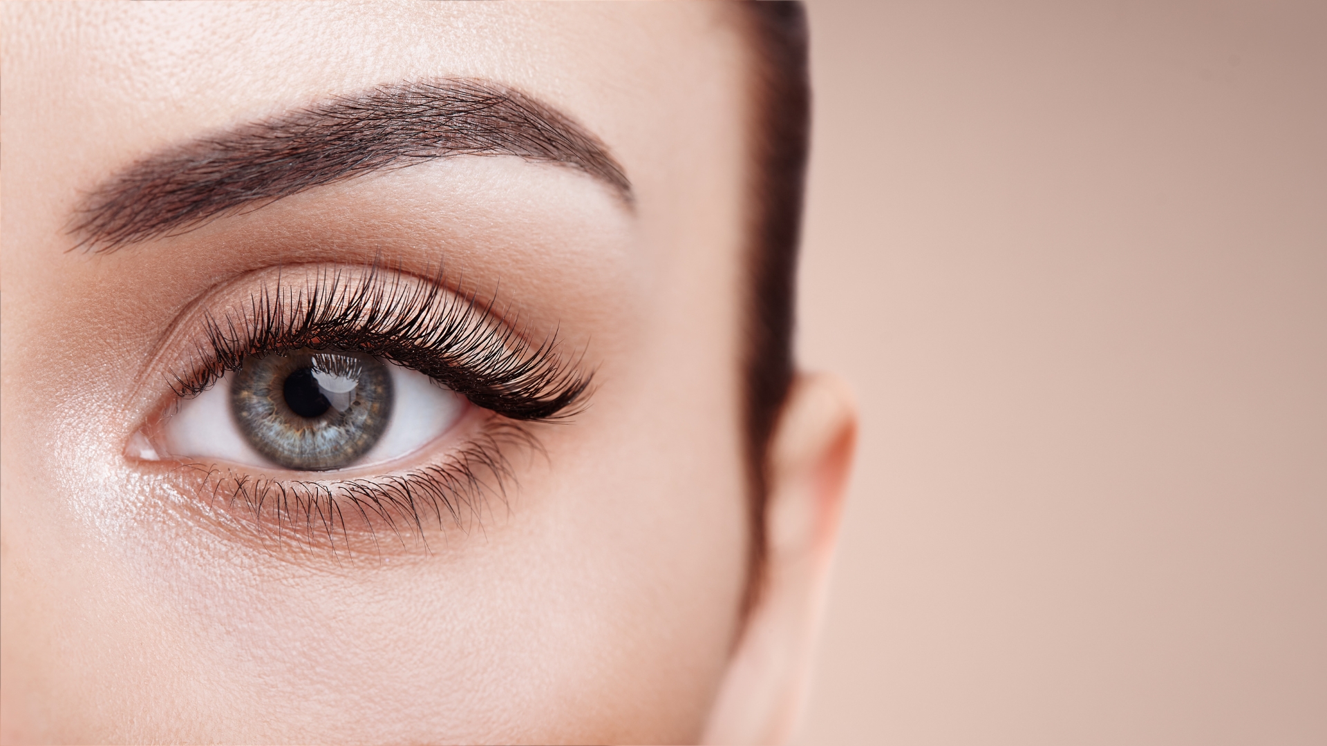 Le secret d'un regard captivant : Tout ce que vous devez savoir sur la colle à faux cils - Maquillage Yeux Marron