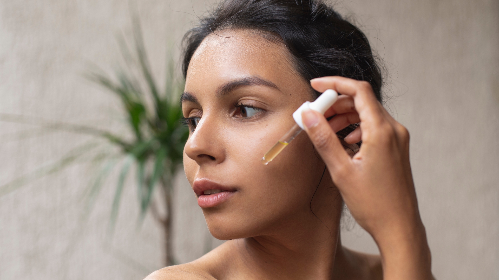 Secrets de beauté naturelle : Les huiles visage à adopter dans votre routine quotidienne - Maquillage Yeux Marron