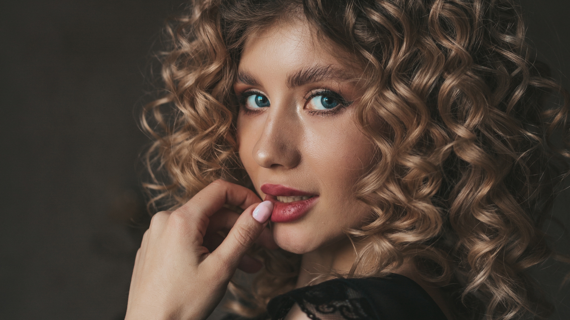 Sublimez vos boucles : Les secrets d'une routine capillaire adaptée aux cheveux curly - Maquillage Yeux Marron